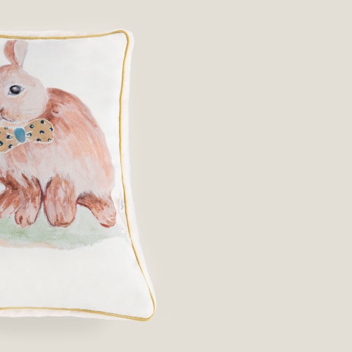 Tissus exclusif avec un tendre et poétique motif de lapin pour ce coussin rectangle en peau