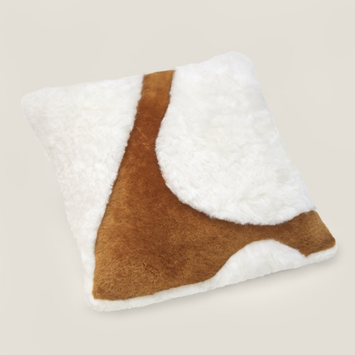 Coussin blanc avec un motif camel qui nous rappelle l’écume de la mer.