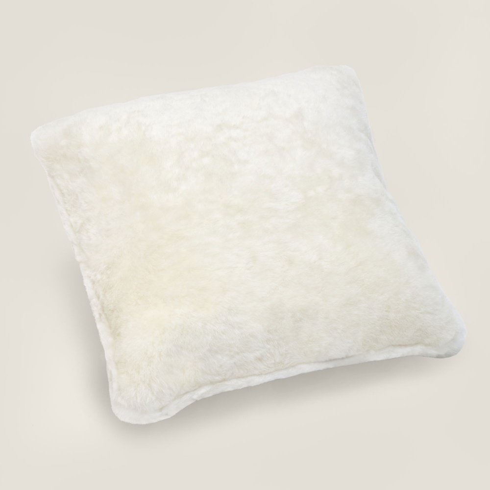 One side in natural white sheaved sheepskin.