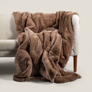 Luxueux plaid rectangle en fourrure de lapin rex marron clair par Maison Norki