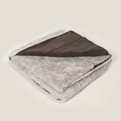 Super light and very soft double-sided rectangle blanket in gray shearling by Norki