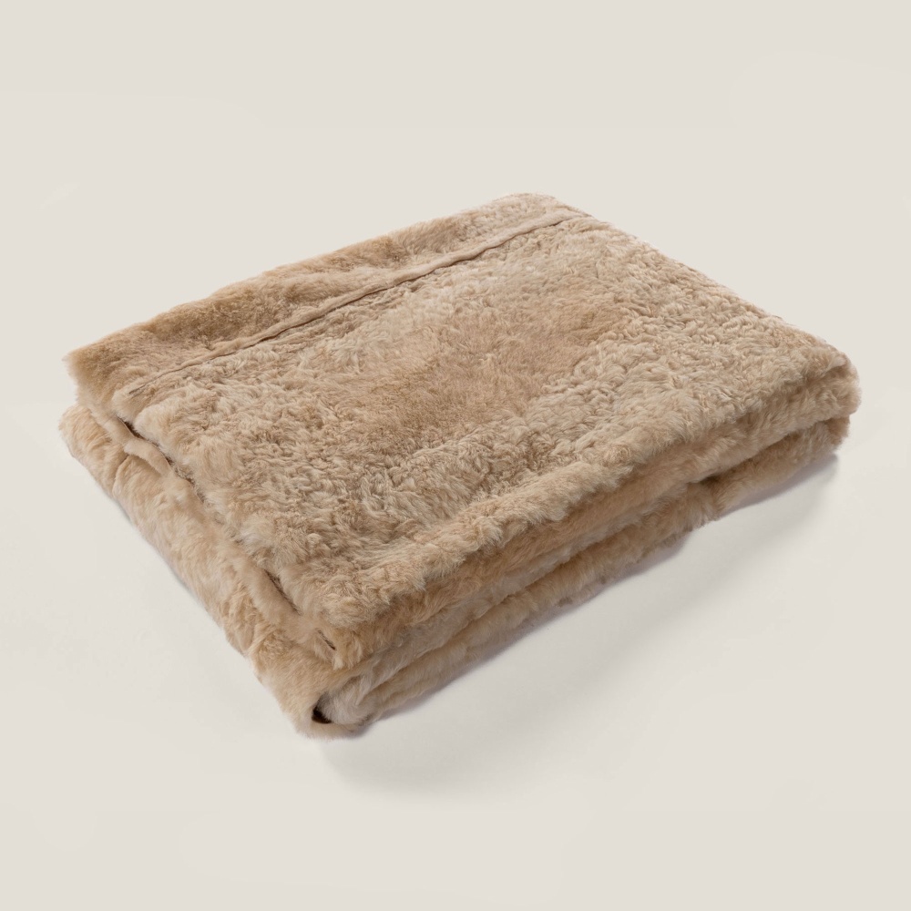 Chic and light double-sided blanket in beige shearling by Maison Norki