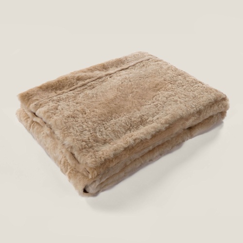 Chic and light double-sided blanket in beige shearling by Maison Norki