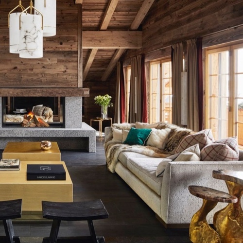 Decorate the sofas of the living room of your chalet with chic coyote fur throws