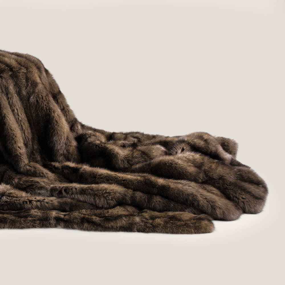 Luxurious tailor-made finishes for this designer piece, a soft and warm blanket