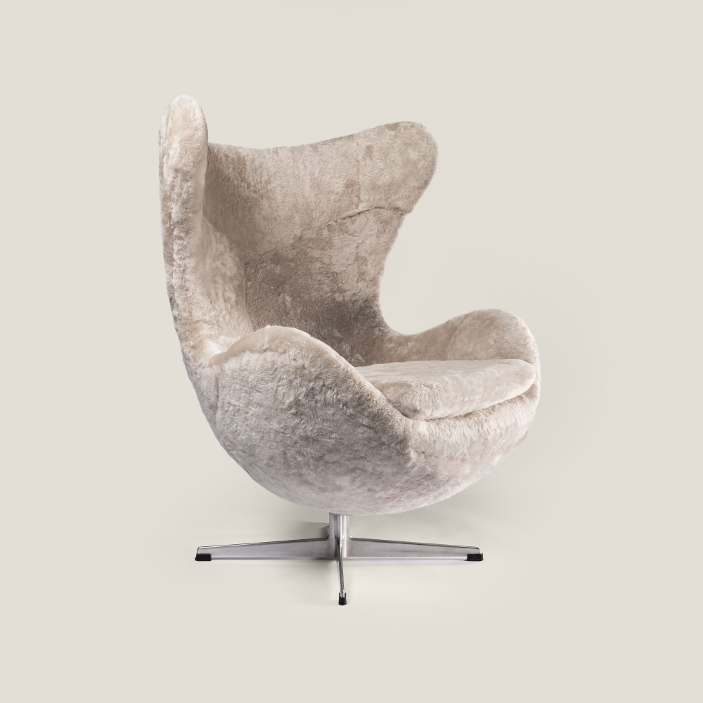 Achetez un fauteuil Egg vintage par Arne Jacobsen rénové en peau lainée grise - Curation Norki