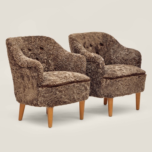 Buy a pair of Scandinavian mid century armchairs in light brown sheepskin - Curation Norki