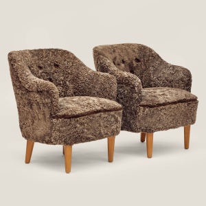 Buy a pair of Scandinavian mid century armchairs in light brown sheepskin - Curation Norki