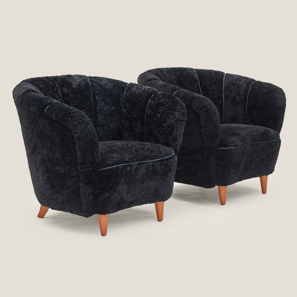 Buy online a pair of high-end comfortable vintage black sheepskin armchairs - Curation Norki