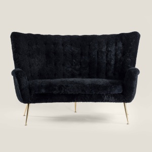 Small vintage black sheepskin sofa from Italy. Dimensions L 140 × H 80 × D 60 cm. Curation Norki