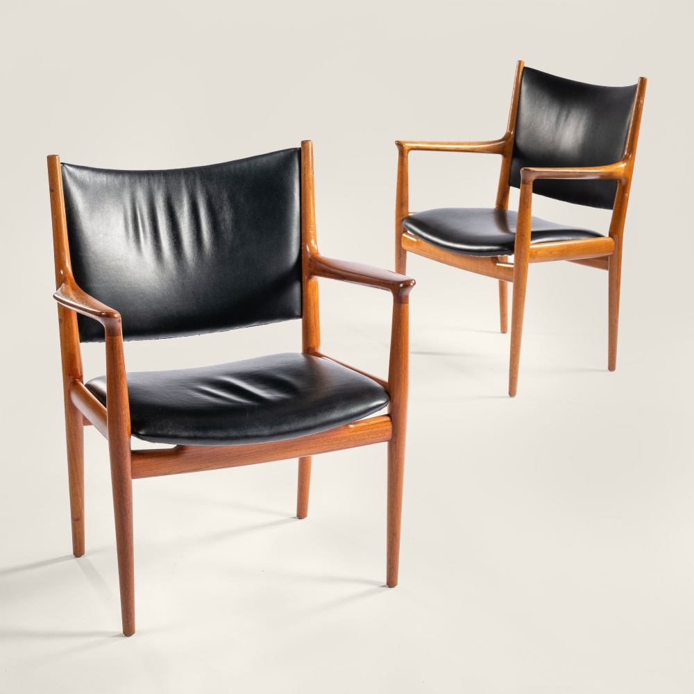 Elegant and luxurious pair of office armchairs in black leather and solid wood by Hans Wegner