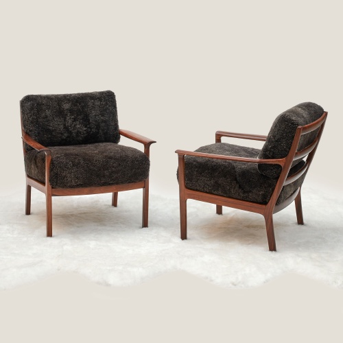 Stylish and contemporary decoration with an organic white sheepskin rug and a pair of vintage brown armchairs