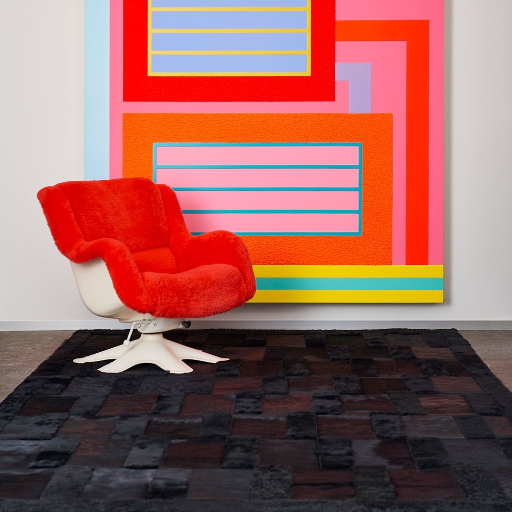 Décoration contemporaine et luxueuse avec un tapis noir en peau, un tableau de Peter Halley et des fauteuils Kukkapuro