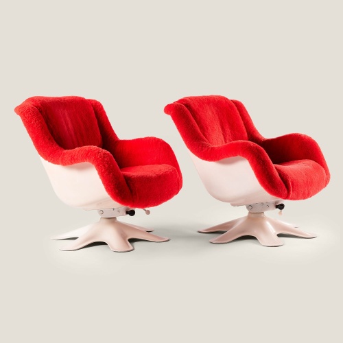 Fauteuils pivotants au design futuriste et aux matériaux luxueux pour une décoration raffinée et audacieuse