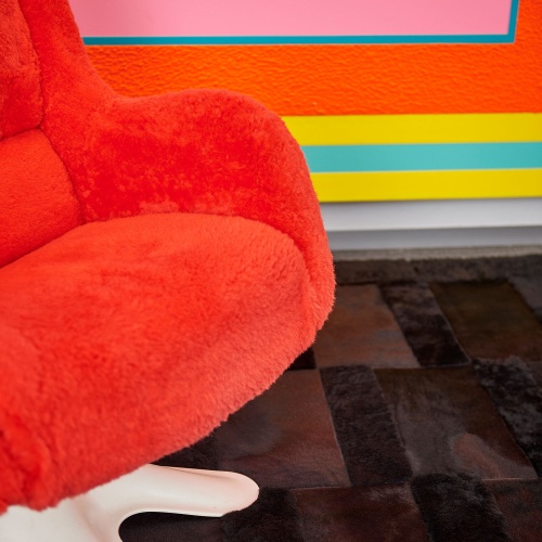 Achetez un tapis noir et un fauteuil vintage en peau lainée rouge assorti à un  tableau de Peter Halley