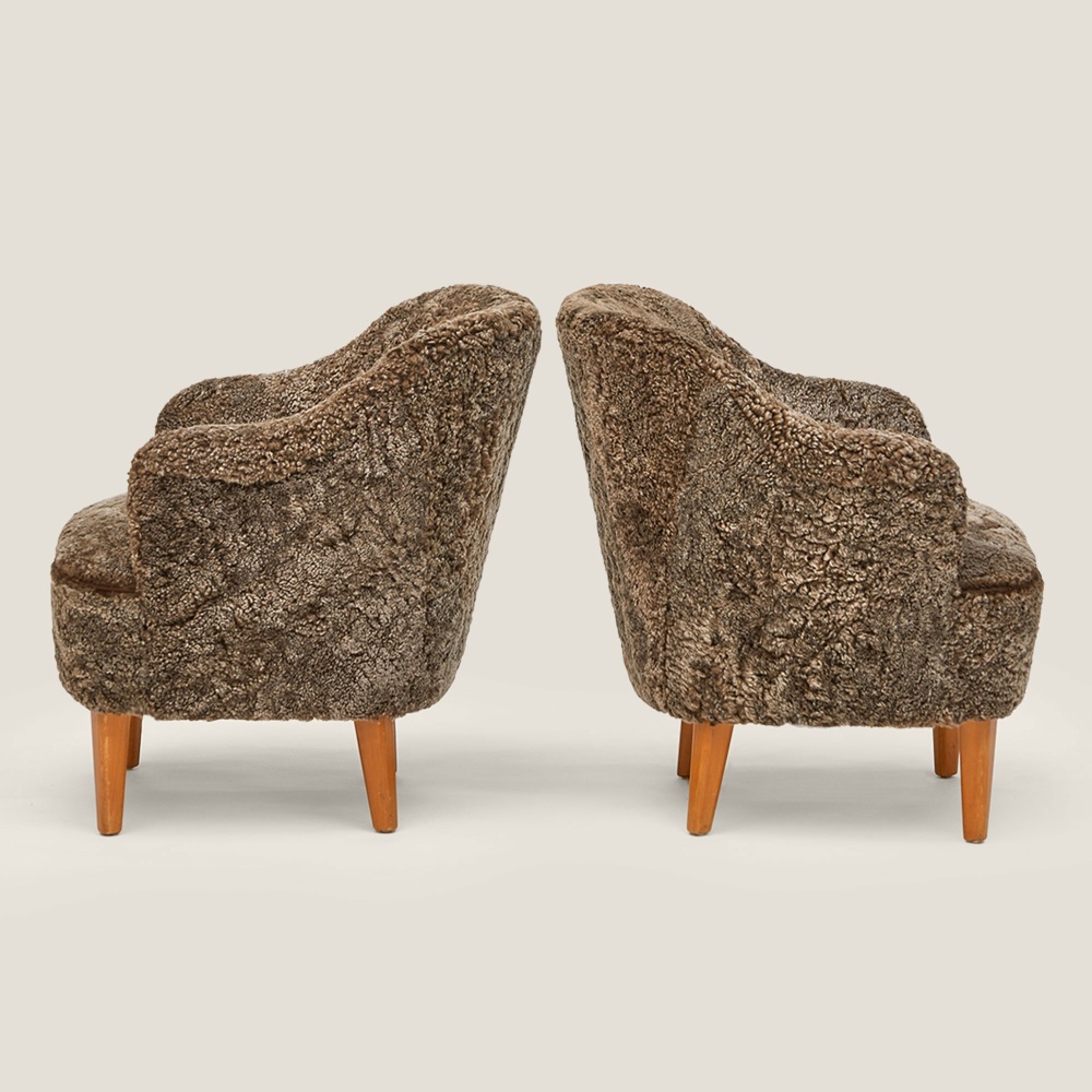 Small pair of comfortable high-end dark beige armchairs, solid wood legs