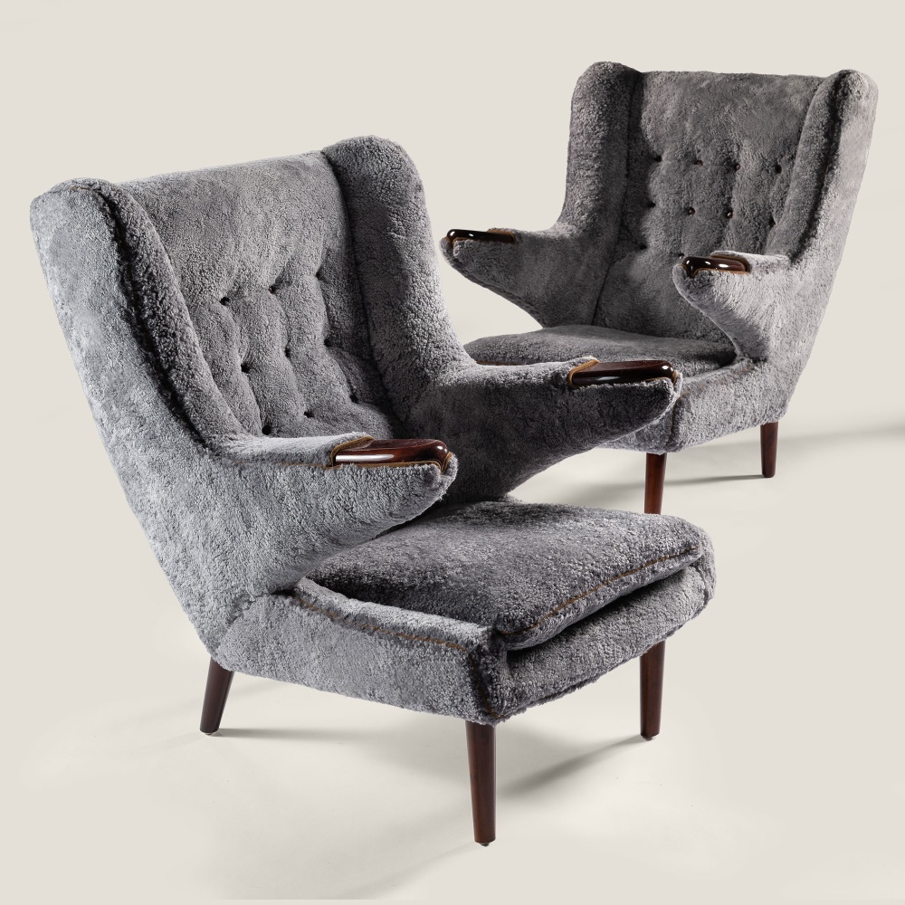 Grand fauteuil gris vintage de collection très confortable pour décorer un bureau luxueux