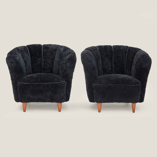 Une paire de fauteuils de salon noir très chic et hyper doux en mouton