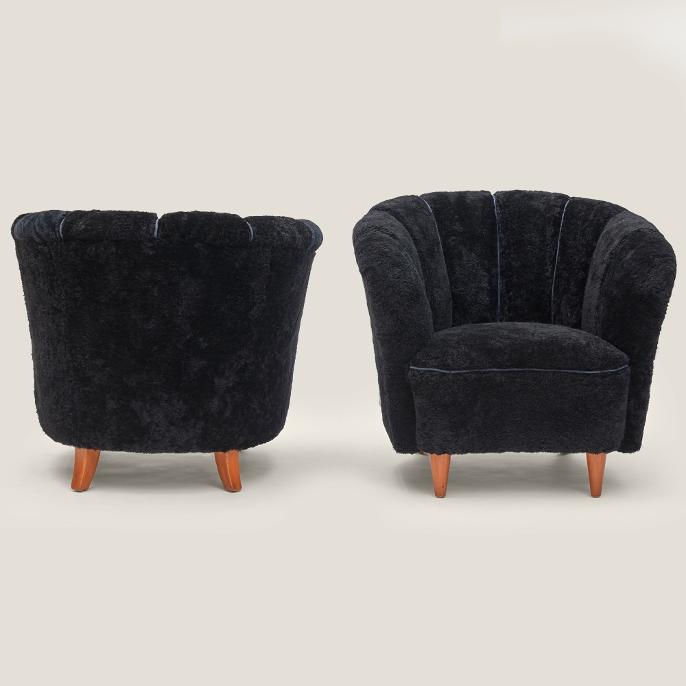 pair of black armchairs to decorate your office in a 1930s style