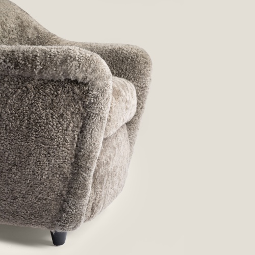 High-end living room armchair in shearling - seat height 48 cm