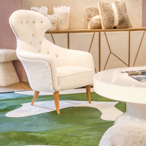 Décorez le salon de votre chalet des Alpes avec ce fauteuil vintage luxueux associé à un tapis sur-mesure Norki