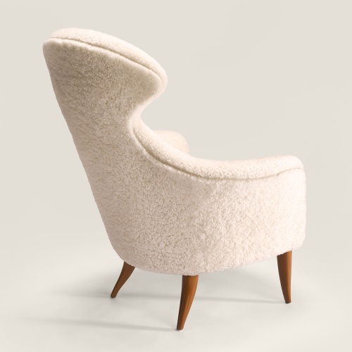 Luxurious comfortable armchair in white sheepskin with an original backrest