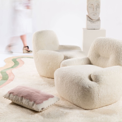 In a soft powder-toned contemporary decor, the designer NORKI's white BAO armchair offers unrivalled comfort.