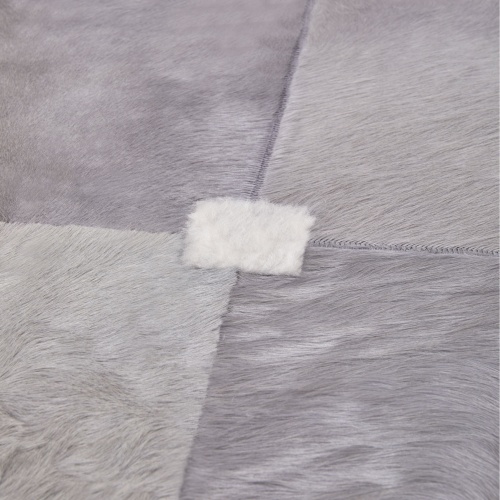 Focus on the natural white sheared sheepskin details who makes the pattern “Versailles parquet” of the Louis rug.