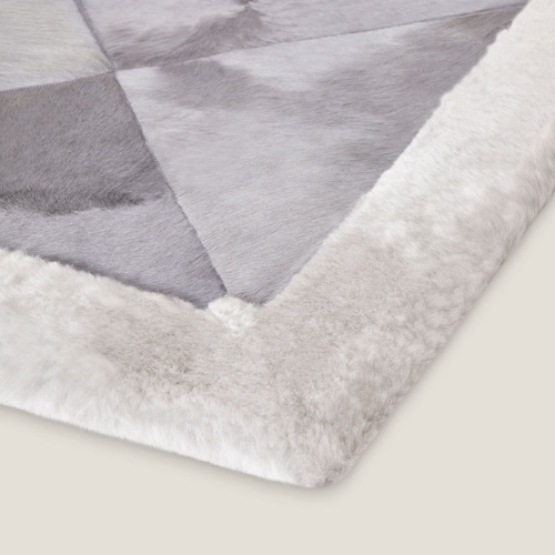 An high-end and comfortable rug manufactured in the Norki’s workshop by talented craftswomen.