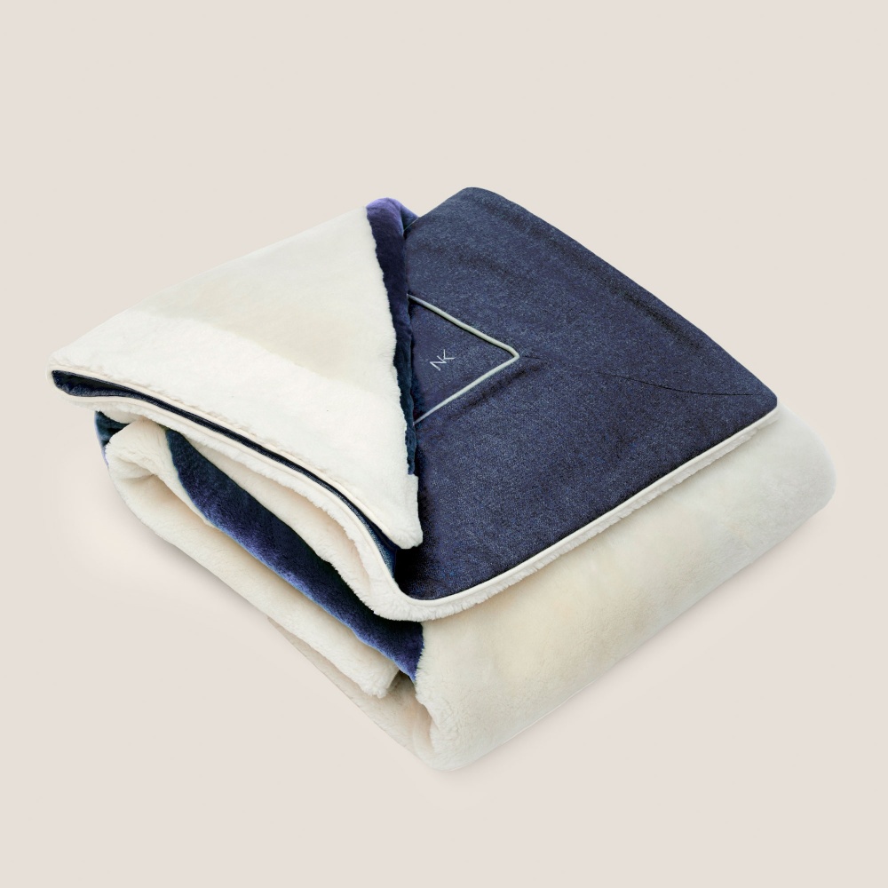 Top-of-the-range throw with wool lining in navy-blue.