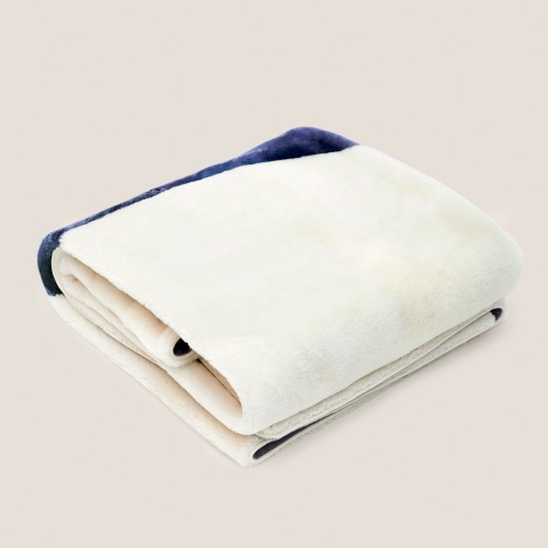 Soft white throw with a navy-blue pattern that reflects the surrounding nature by the sea. Wool lining.