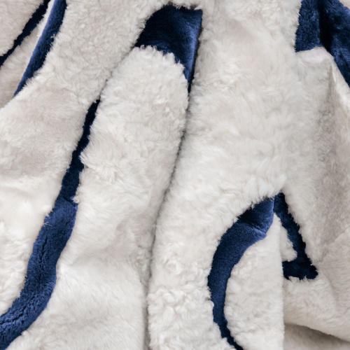 A white throw with a white navy-blue pattern who draws himself on the entire aera of this piece entirely handmade.