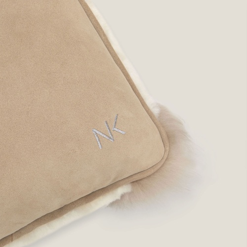 Norki brode vos initiales sur-mesure sur une face de votre coussin, une finition haut de gamme et prestigieuse.