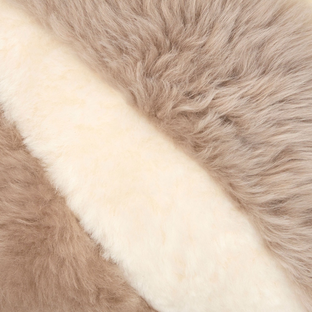 Focus on the workmanship of the sheepskin and the contrast of colours on this small cushion, 100% made in France.