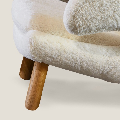 Detail of the solid oak leg of the pelican armchair by Finn Juhl.