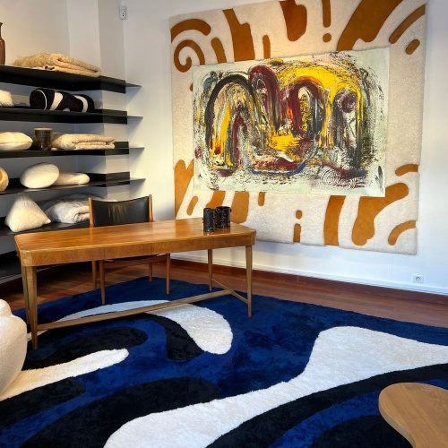 Mobilier moderne en bois sur un tapis bleu à motifs dans notre boutique Norki à Paris