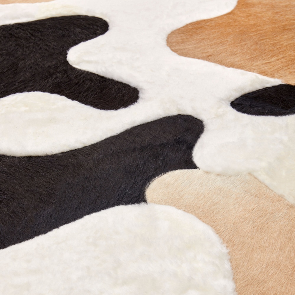 Hides blends together in a perfect harmony on the surface of this Norki rug.