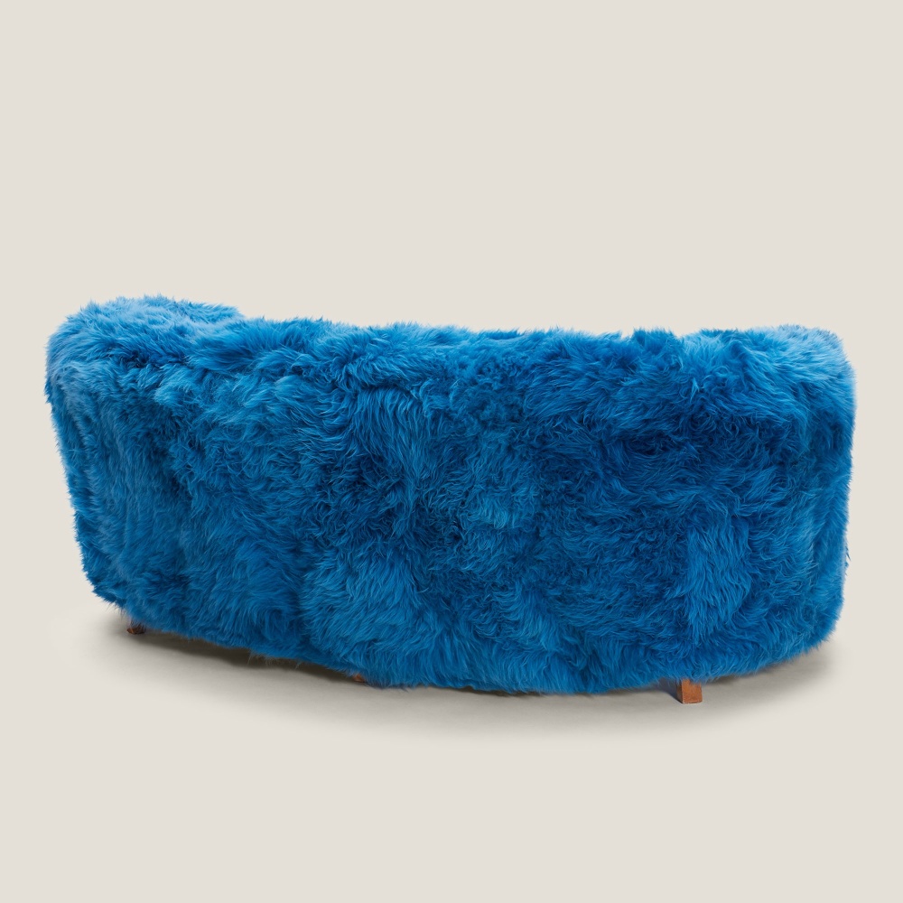 A luxury sofa, comfortable and original: the Norki banana blue sofa.