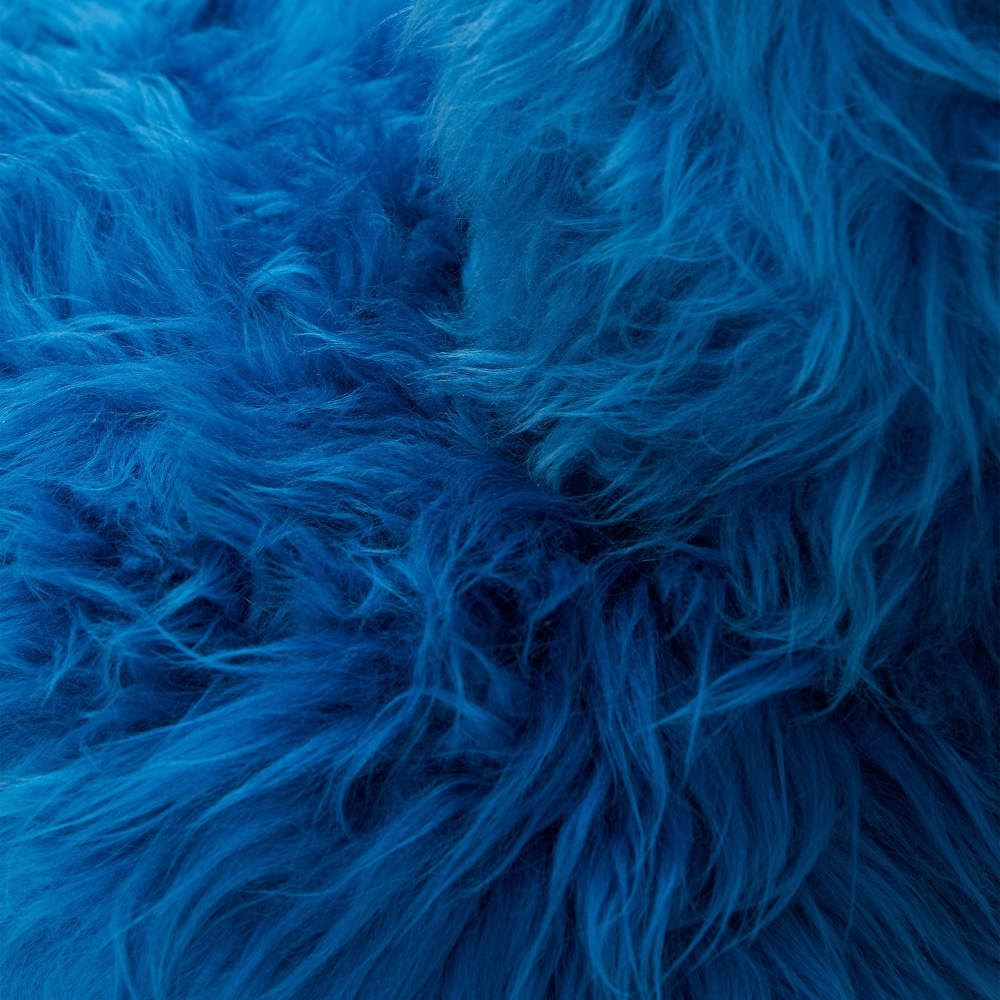 The turquoise blue tinted sheepskin, powerful and dazzling colours, upholster this exceptional seat.