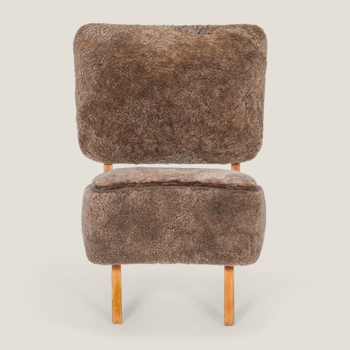 Petit fauteuil de salon beige foncé confortable idéal pour les petits espaces.