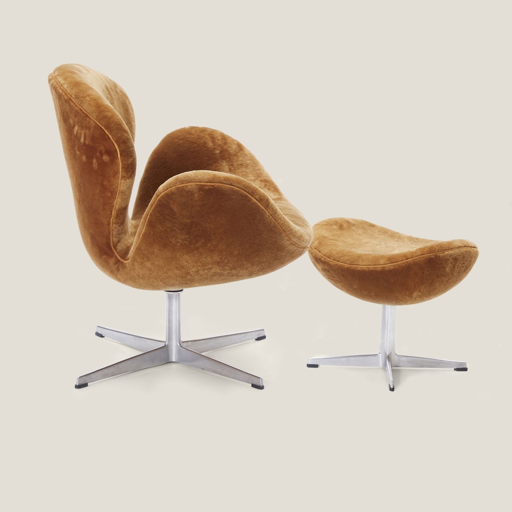 Fauteuil et repose-pied confortables pour votre salon ou votre bureau.