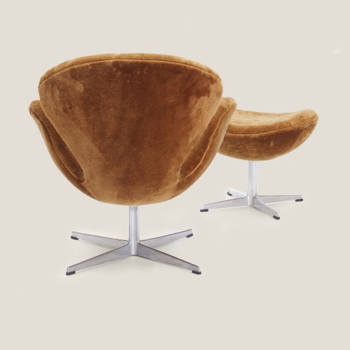 Fauteuil Swan mid-century et son ottoman retapissés par les artisanes Norki.