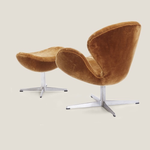 Fauteuil Swan signé Arne Jacobsen recouvert d’agneau velours camel tout doux.