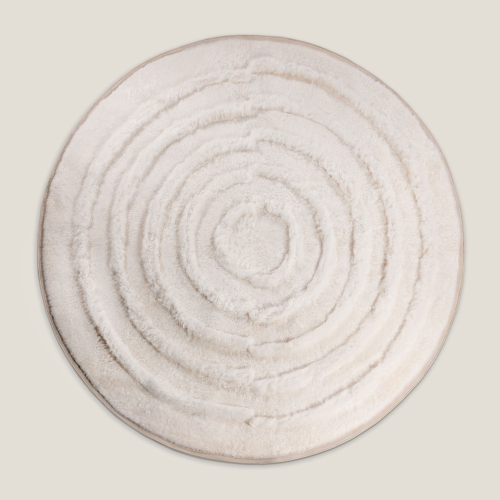 Grand tapis rond en mouton blanc naturel au design simple mais tellement luxueux par Norki.