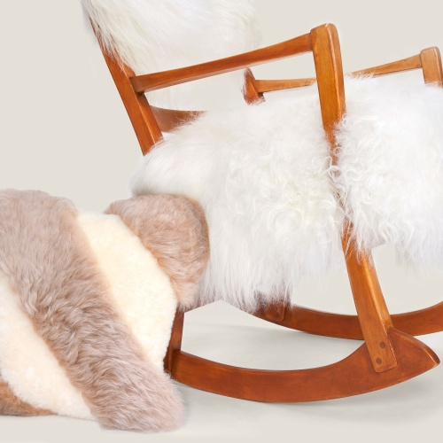 Rocking chair vintage Carl Malmsten, design scandinave avec luxueuse peau de mouton d’Islande