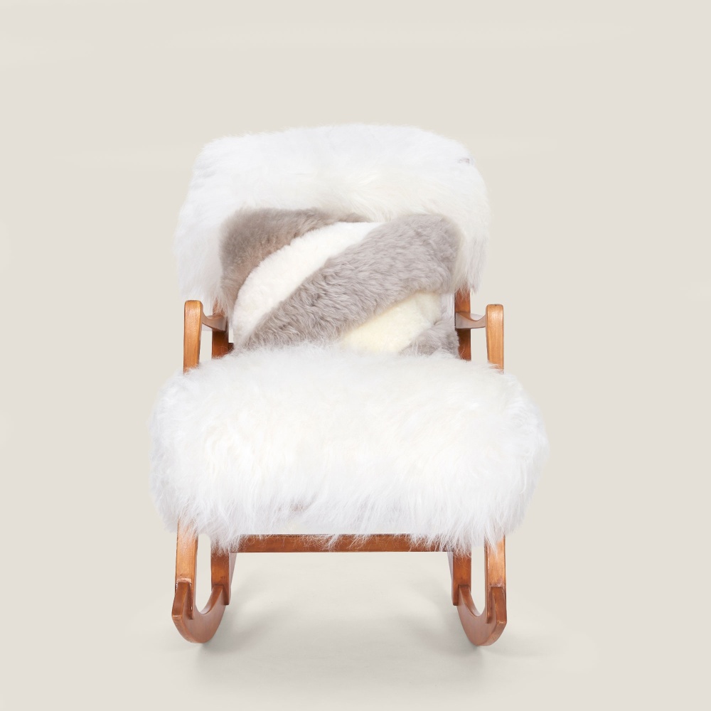 Élégant rocking chair avec peau de mouton d’Islande, artisanat scandinave des années 1950