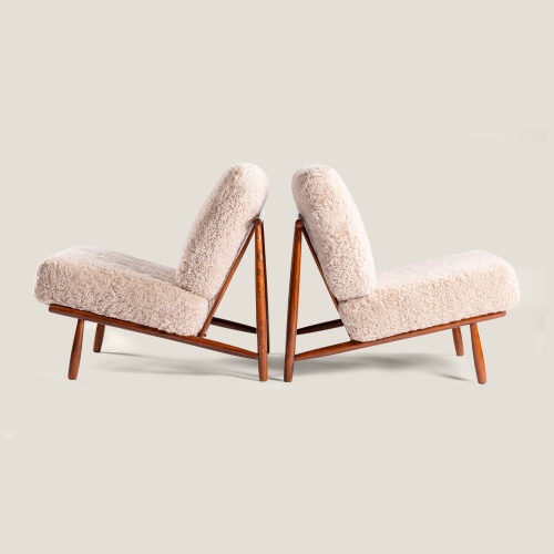 Paire de Fauteuil design Domus d'Alf Swensson recouvert d'agneau curly australien - vue latérale.