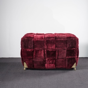 Pouf bordeaux large en mouton rasé et pieds en laiton, haut de gamme.