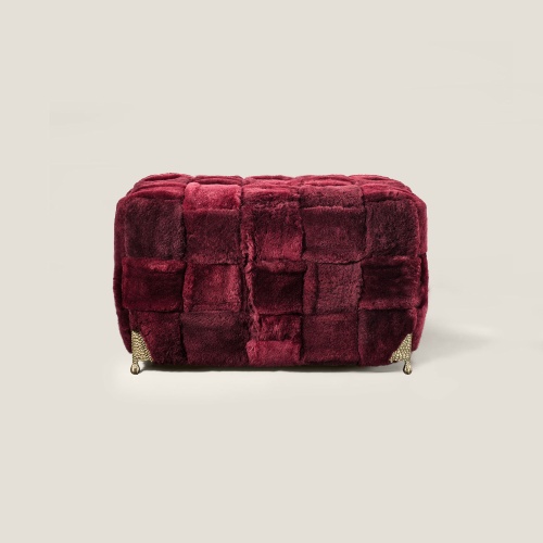 Vue de face du grand pouf bordeaux en mouton, un pouf signé Norki, haute couture.