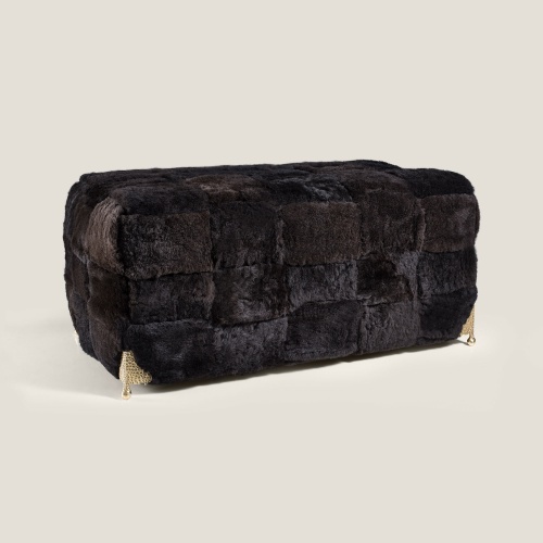 Pouf noir large en mouton naturel rasé et pieds en laiton, haut de gamme.